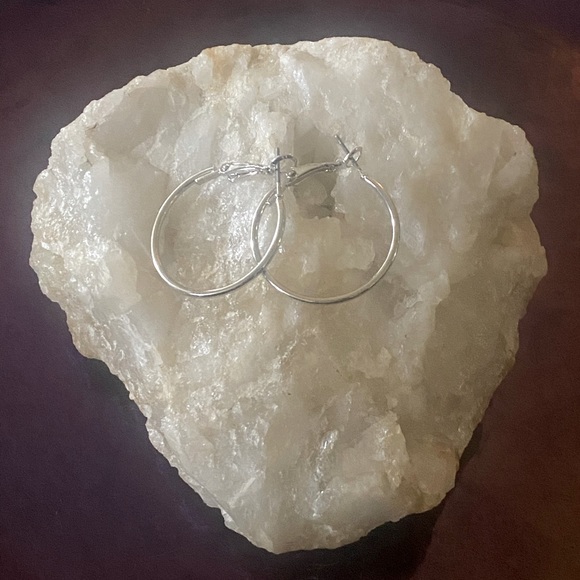 Jewelry - 1 Inch Lightweight Boho Glam Chic Versatile Silver Hoop Earrings - New